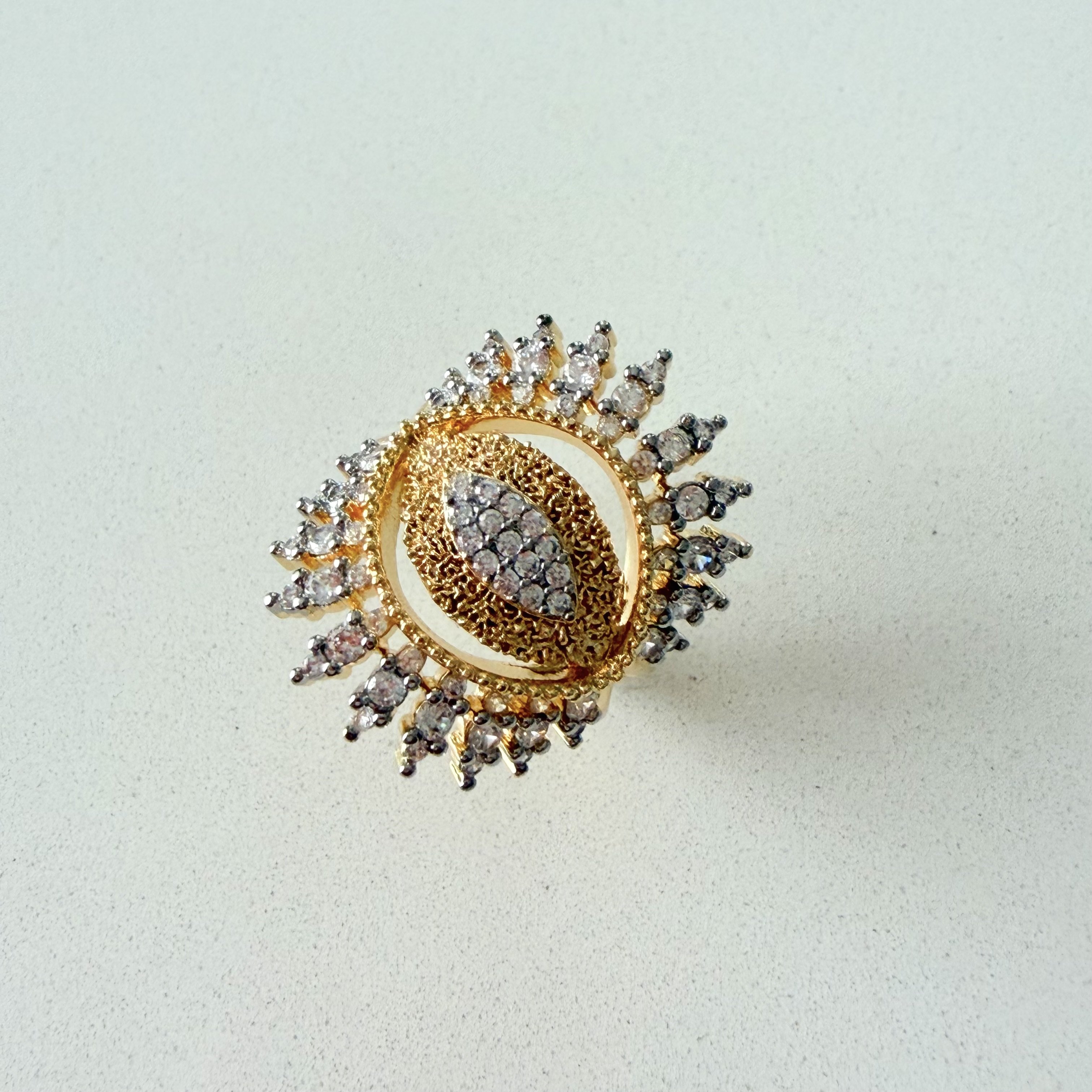 Altın Kaplama Beyaz Taşlı Kirpik Detaylı Göz Yüzük