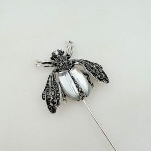 Marka Model Sinek Yaka İğnesi Broş