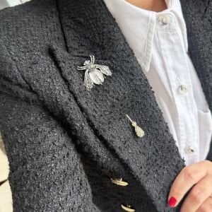 Marka Model Sinek Yaka İğnesi Broş