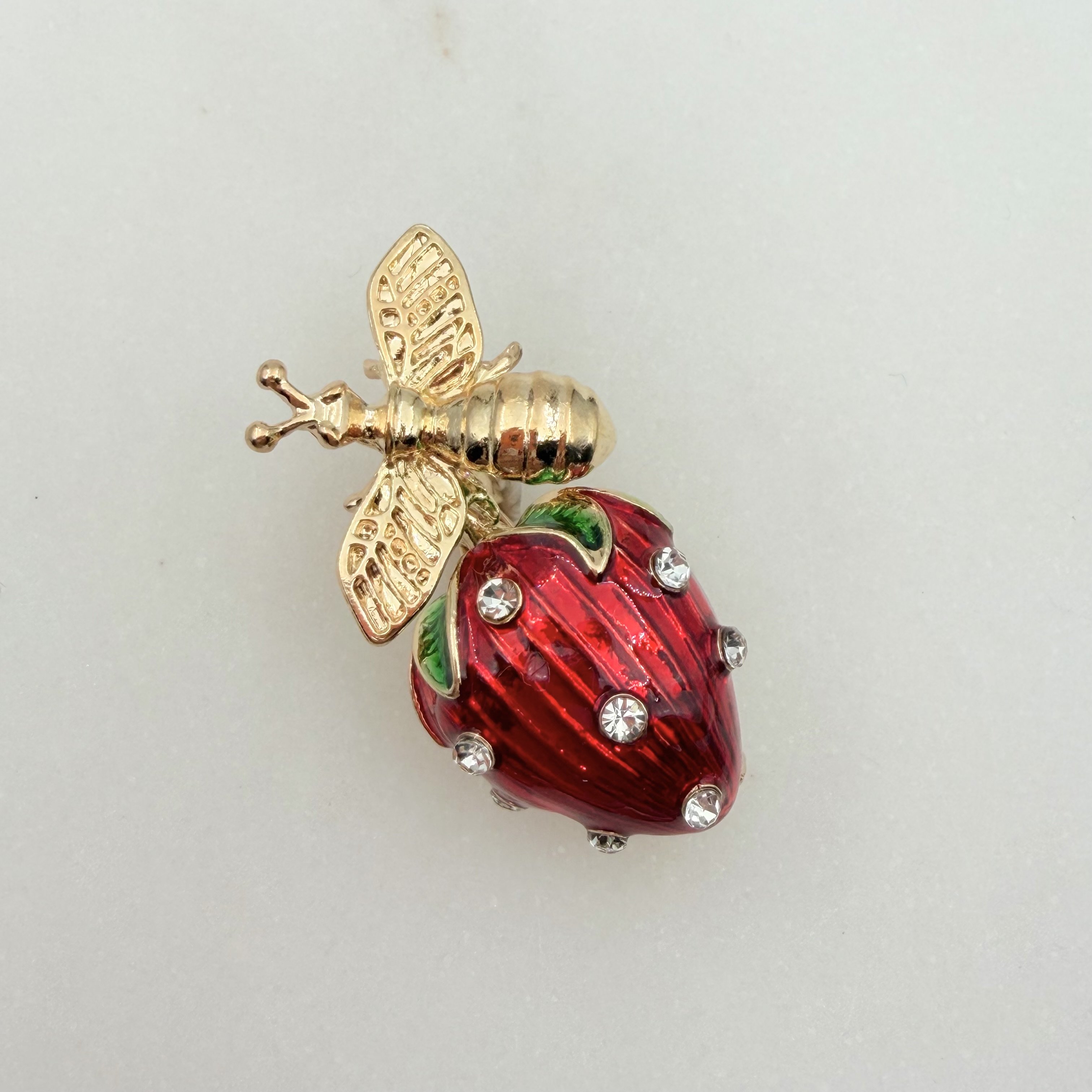 Arı Detaylı Çilek Broş