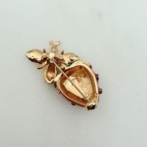 Arı Detaylı Çilek Broş