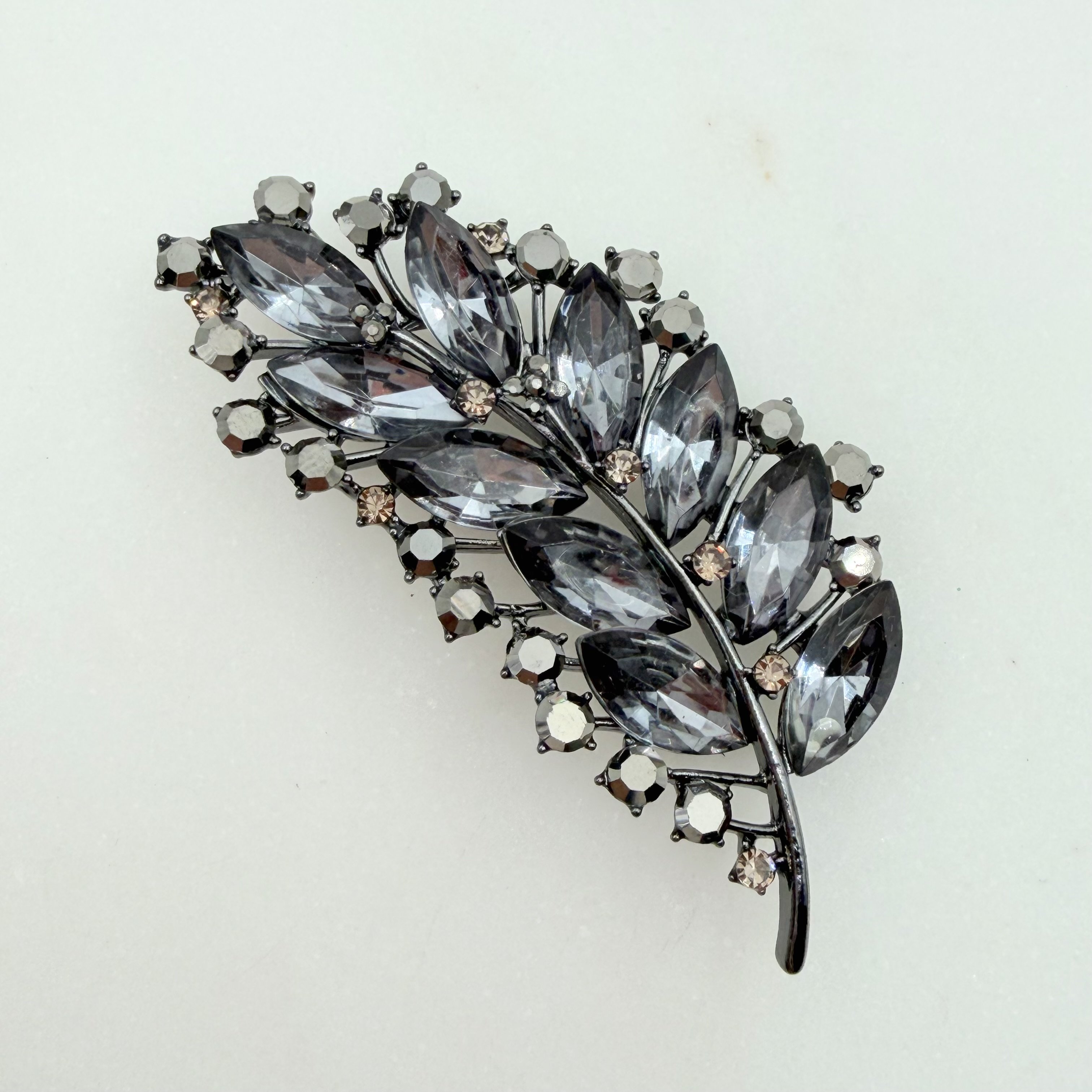 Gri Kristal Taşlı Yaprak Broş