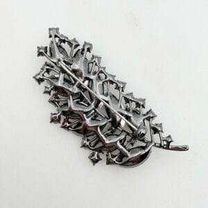 Gri Kristal Taşlı Yaprak Broş