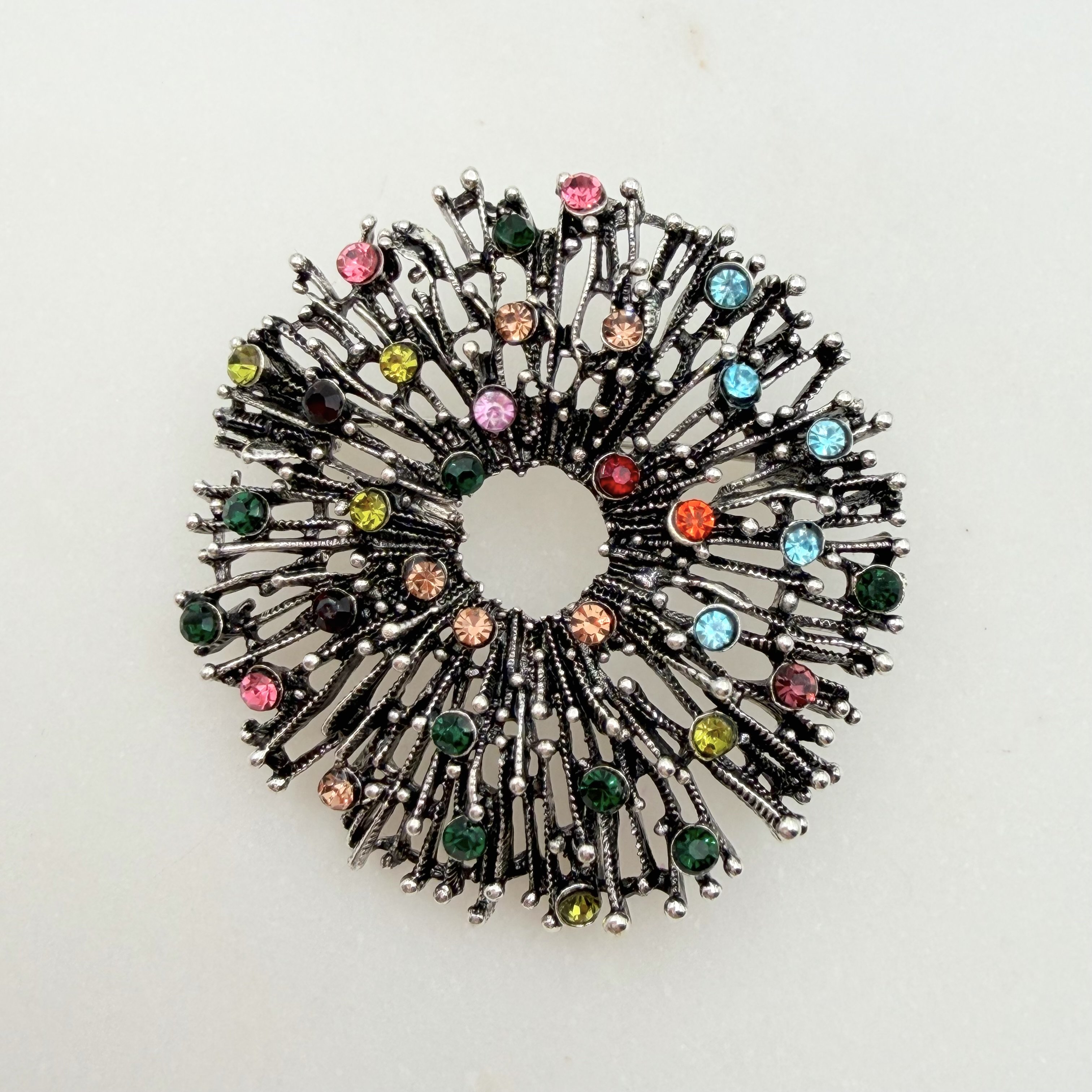 Renkli Taşlı Çelenk Broş