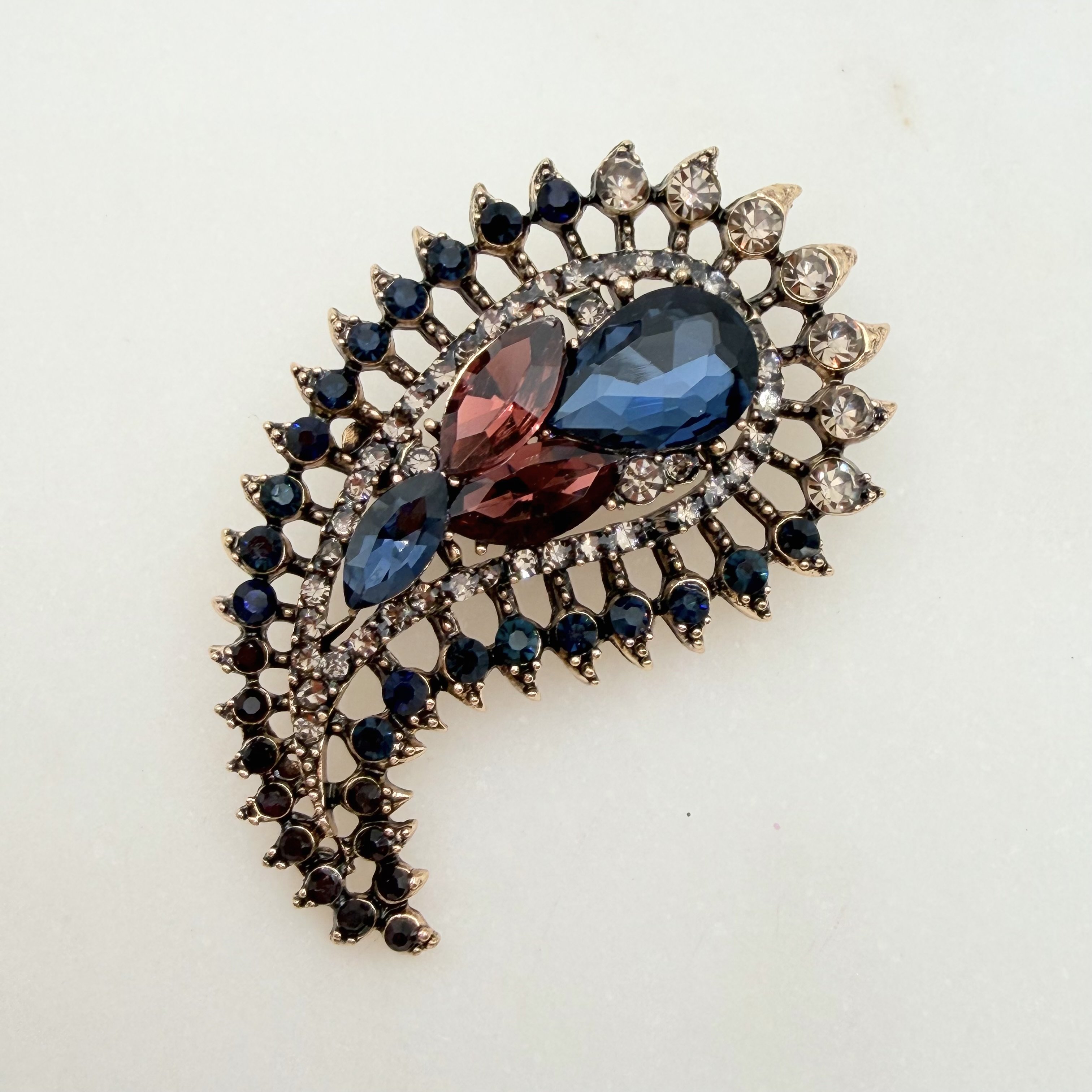 Kristal Taşlı Damla Form Broş