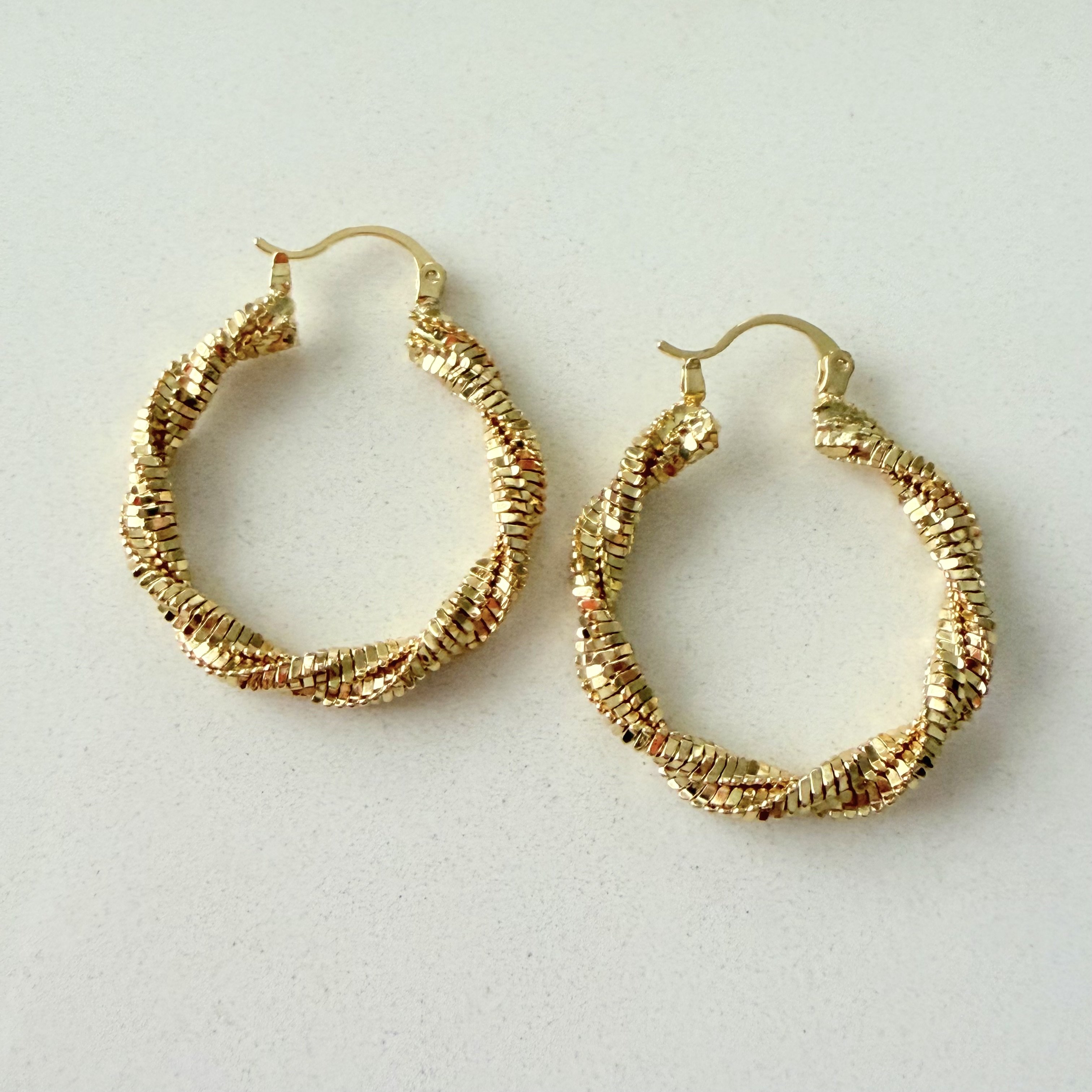 Altın Kaplama Işıltılı Burgu Küpe (3cm)