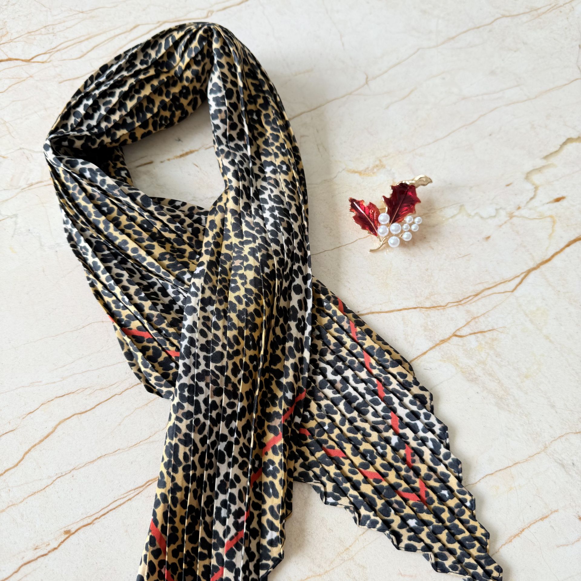 İncili Kırmızı Broş Fular Kombin