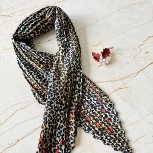 İncili Kırmızı Broş Fular Kombin