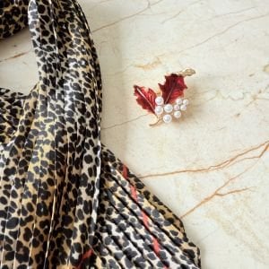 İncili Kırmızı Broş Fular Kombin