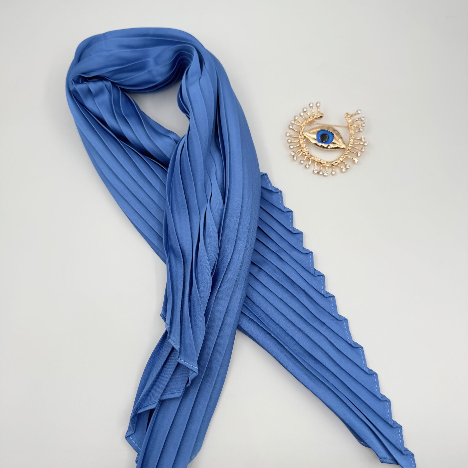 Mavi Pliseli Fular Göz Broş Kombin