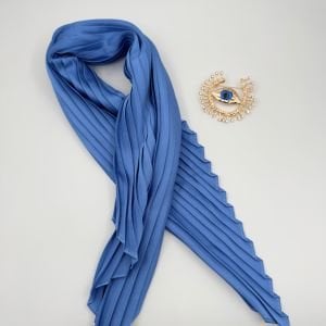 Mavi Pliseli Fular Göz Broş Kombin