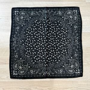 Siyah Mini Çiçekli Pamuklu Şal 70*70cm