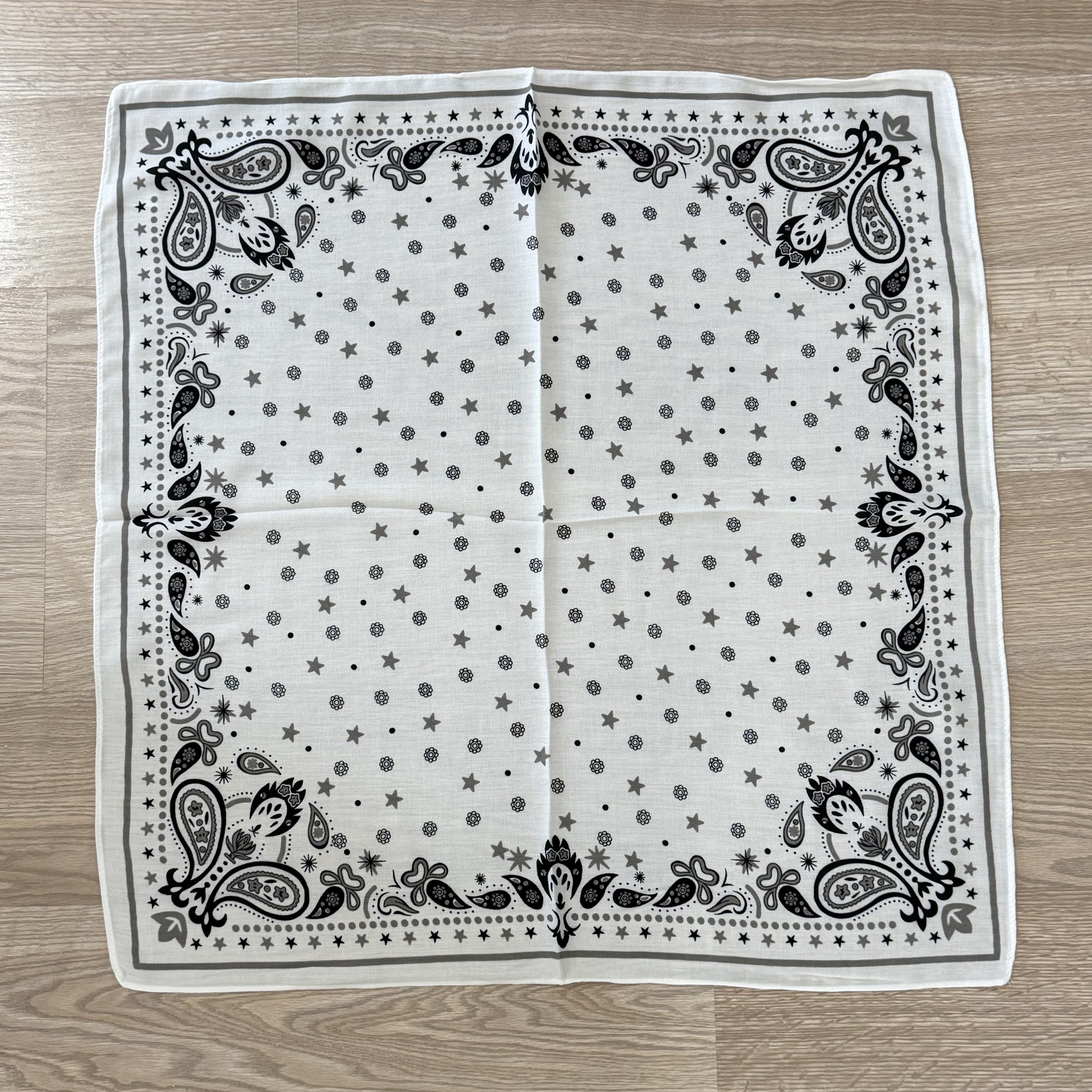 Beyaz Yıldız Detaylı Pamuklu Şal 70*70cm