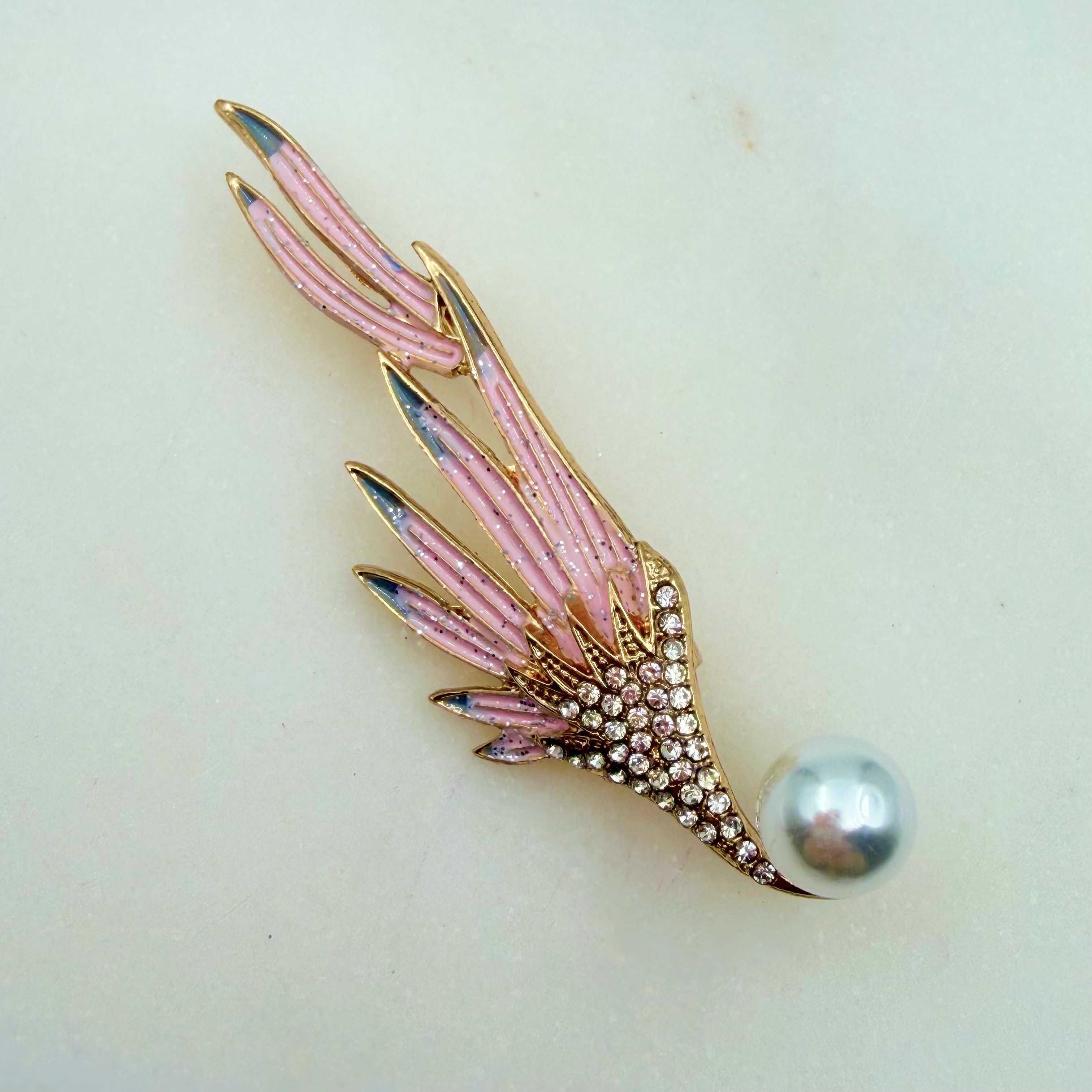 İnci Detaylı Simli Pembe Kanat Broş