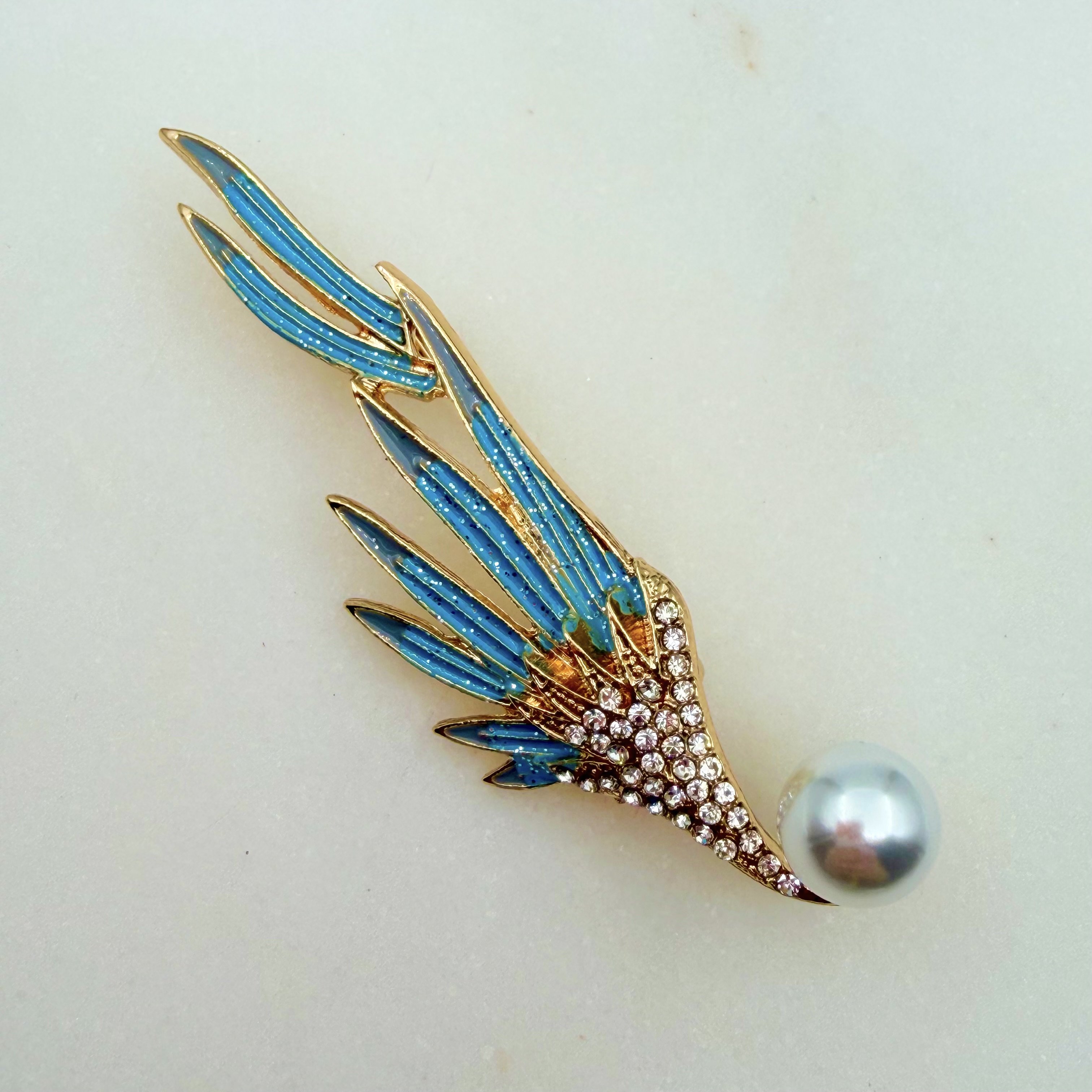 İnci Detaylı Simli Mavi Kanat Broş