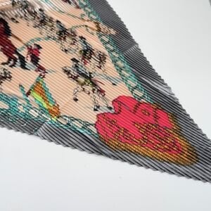 At Figürlü Pembe Gri Fular Kombin