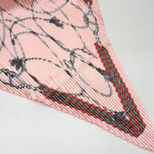 Toz Pembe Fular Kombin