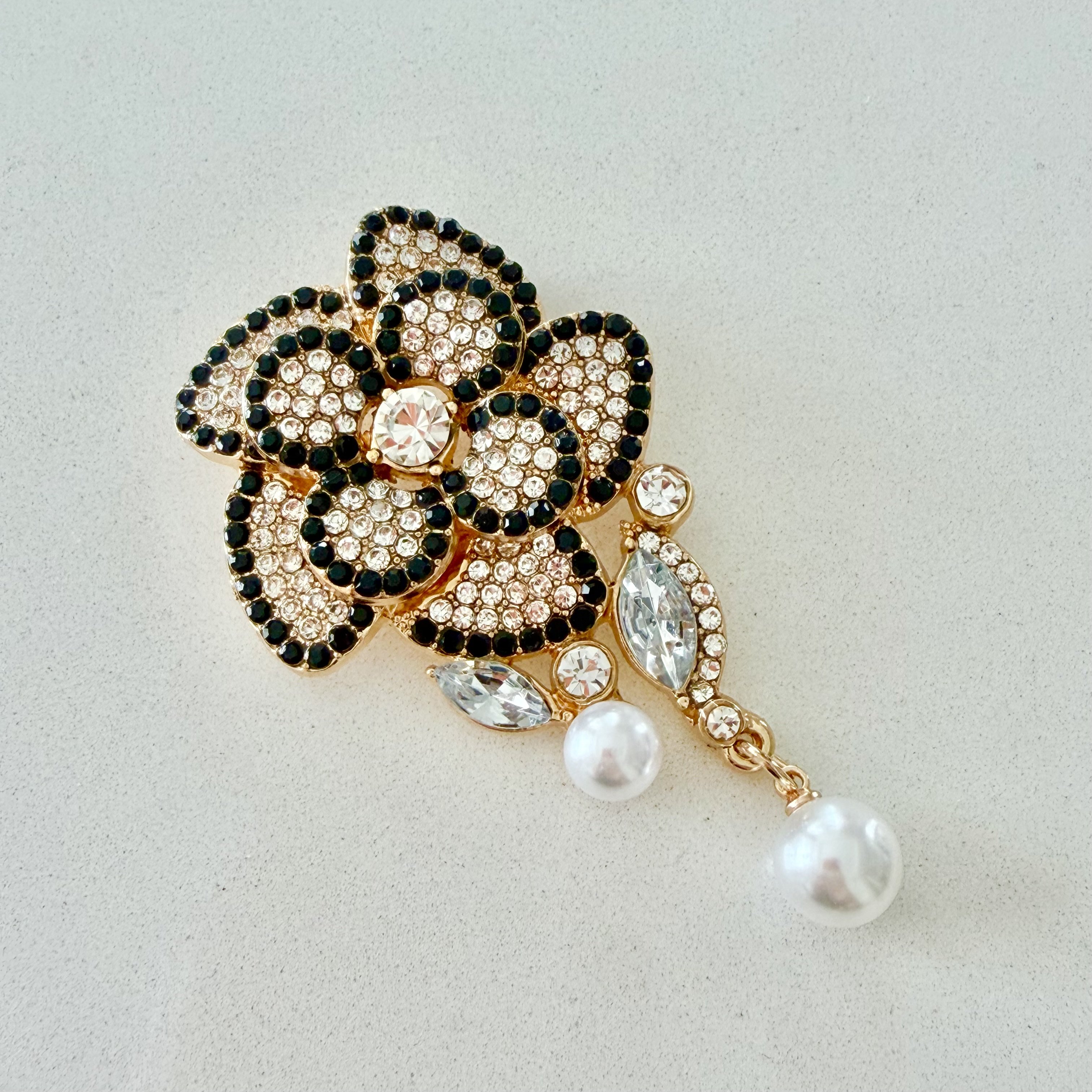 Sallantılı İnci Detaylı Taşlı Gül Broş