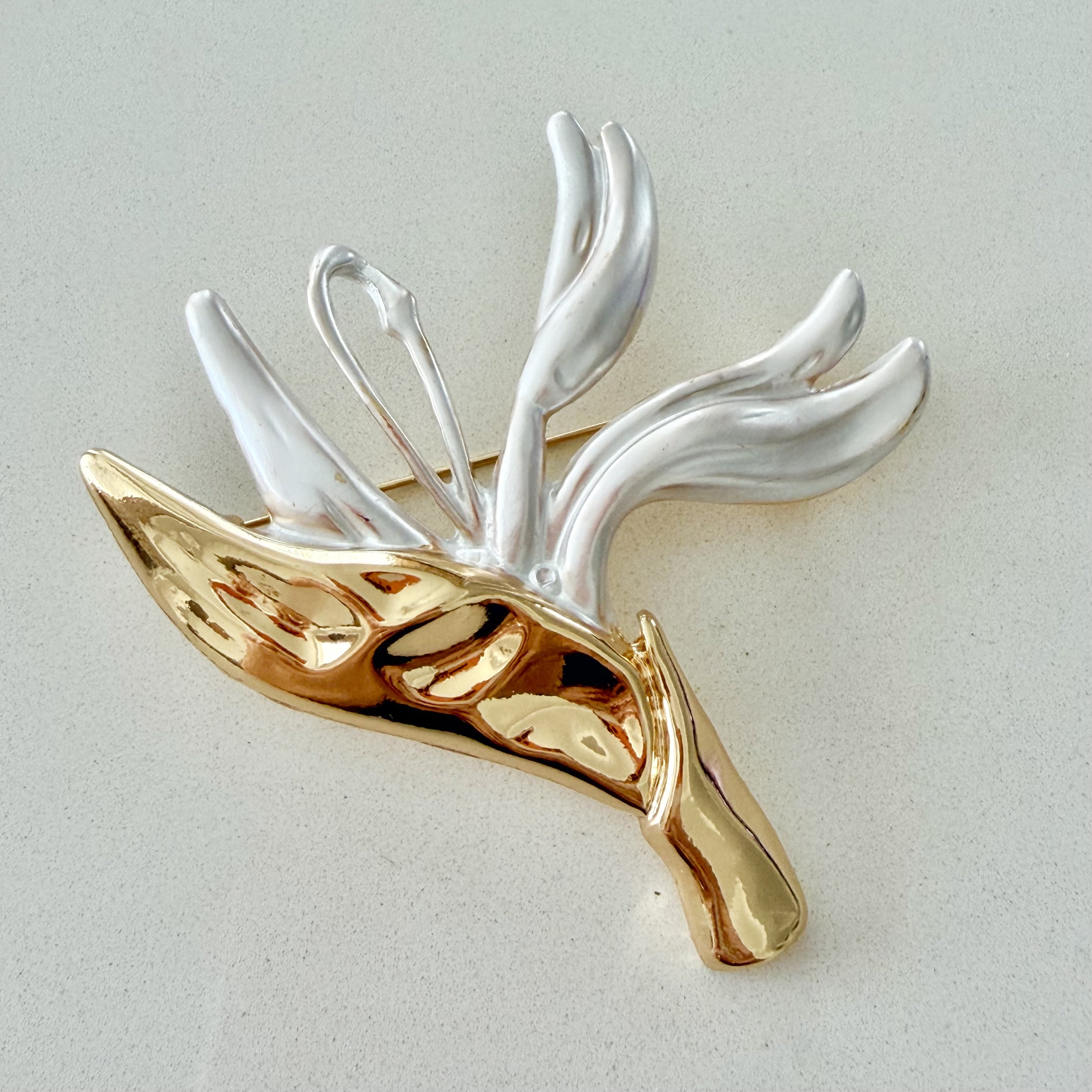 Gold Beyaz Çiçek Broş