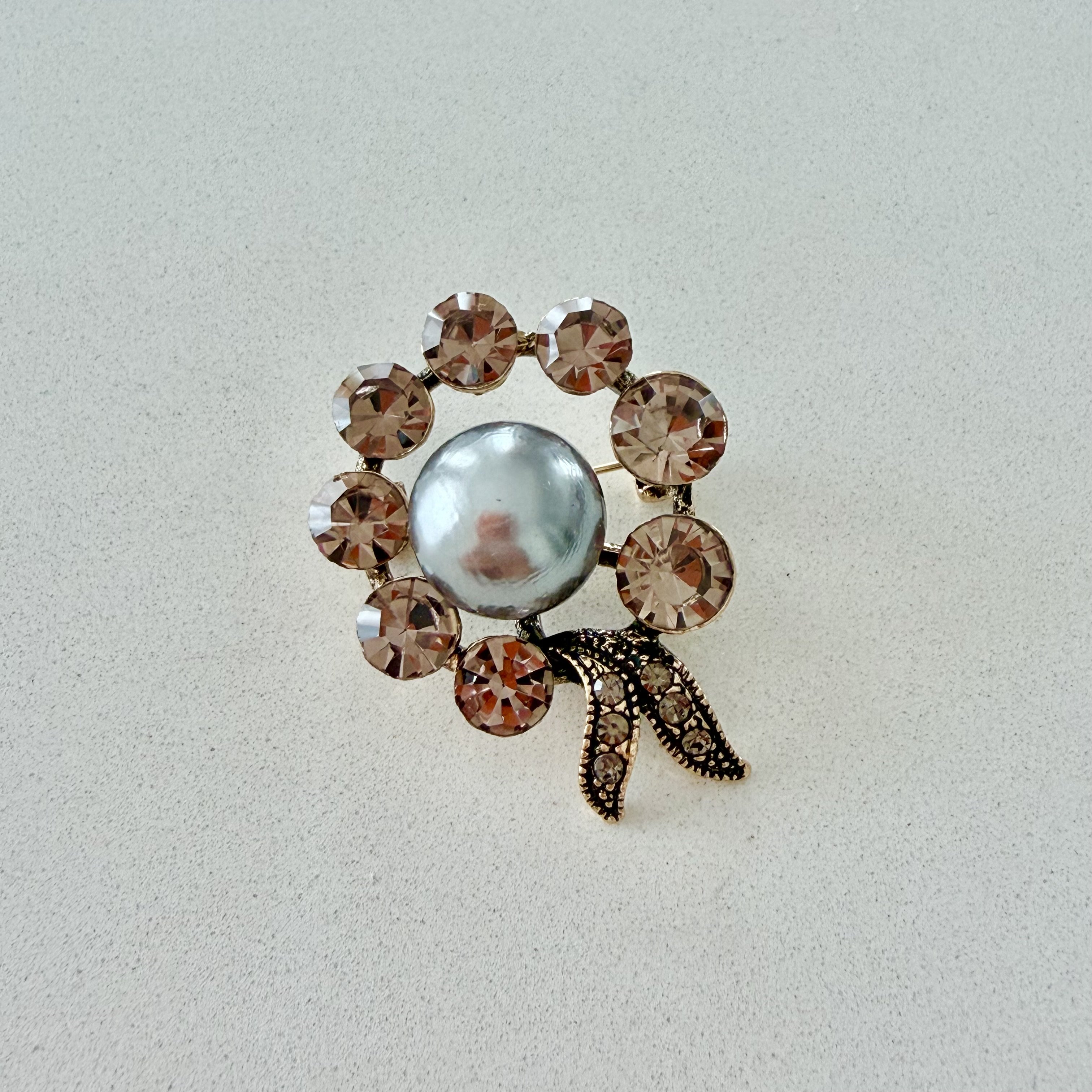 Gri İnci Detaylı Broş