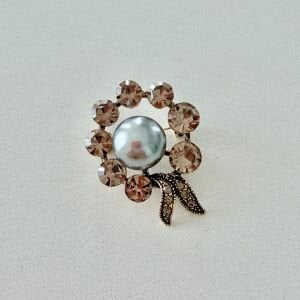 Gri İnci Detaylı Broş