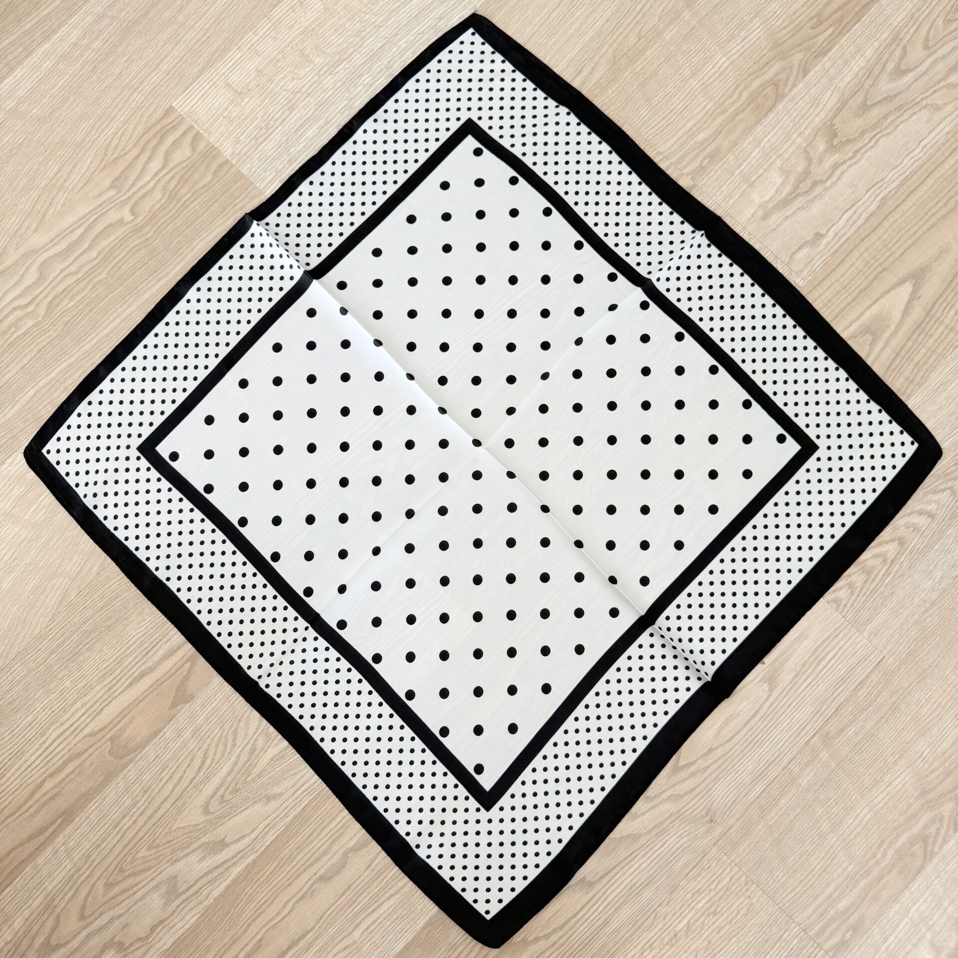 Siyah Puantiyeli İpek Saten Fular (70*70cm)