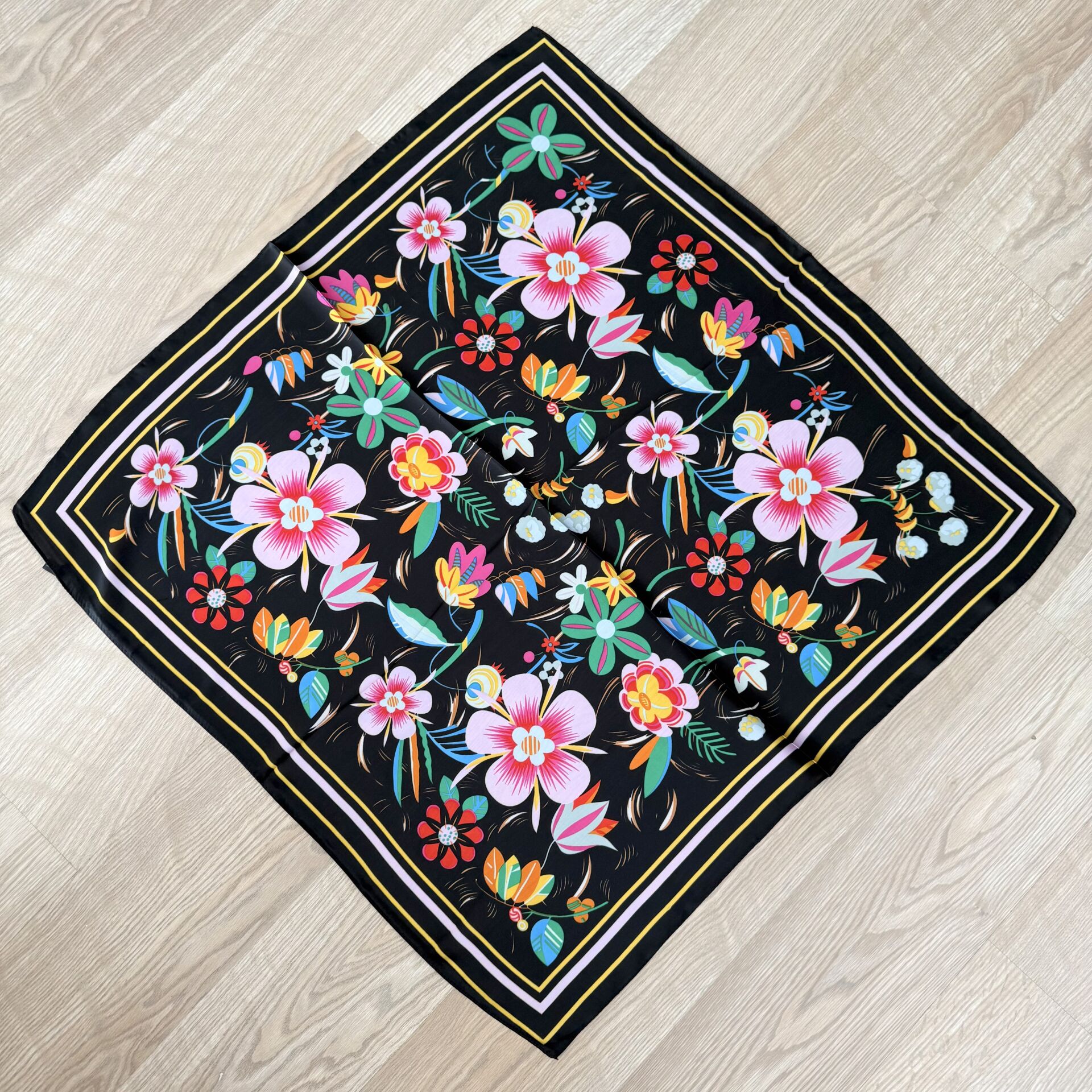 Renkli Çiçekli İpek Saten Fular (70*70cm)