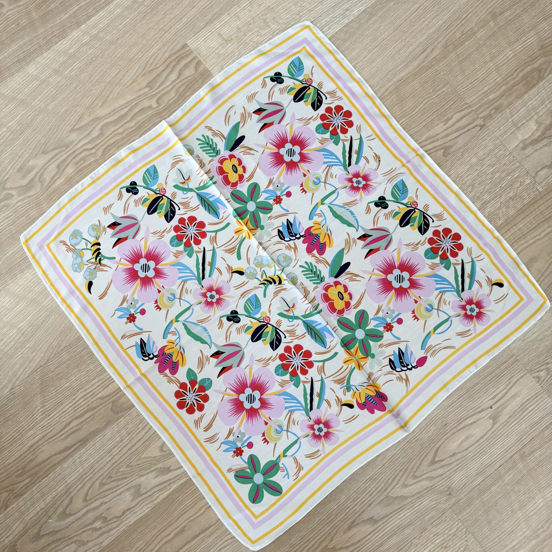 Beyaz Zemine Renkli Çiçekli İpek Saten Fular (70*70cm)