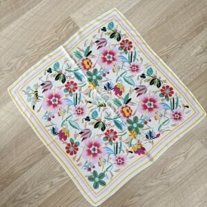 Beyaz Zemine Renkli Çiçekli İpek Saten Fular (70*70cm)