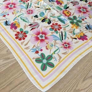 Beyaz Zemine Renkli Çiçekli İpek Saten Fular (70*70cm)