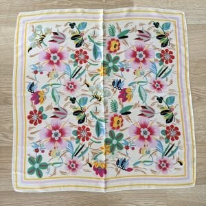 Beyaz Zemine Renkli Çiçekli İpek Saten Fular (70*70cm)
