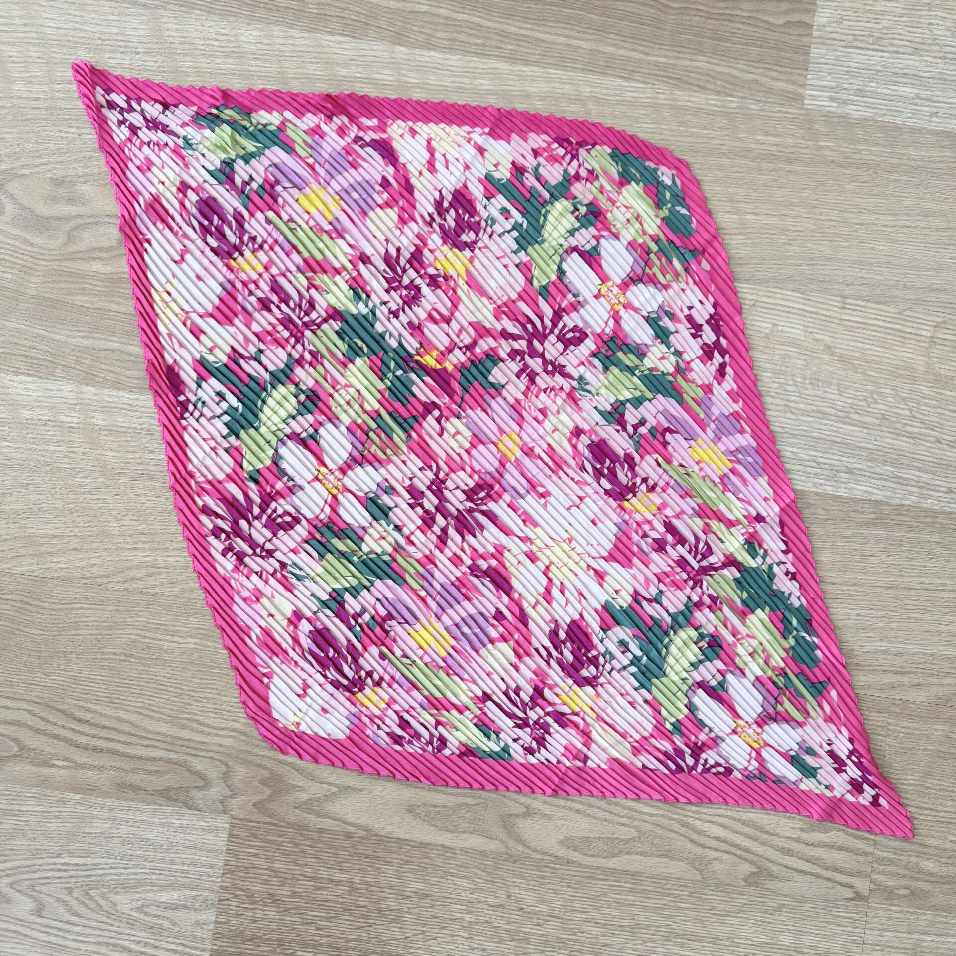 İpek Saten Pembe Çiçekli Pliseli Fular (70*70cm)