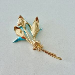 Kelebek Detaylı Mavi Çiçek Broş