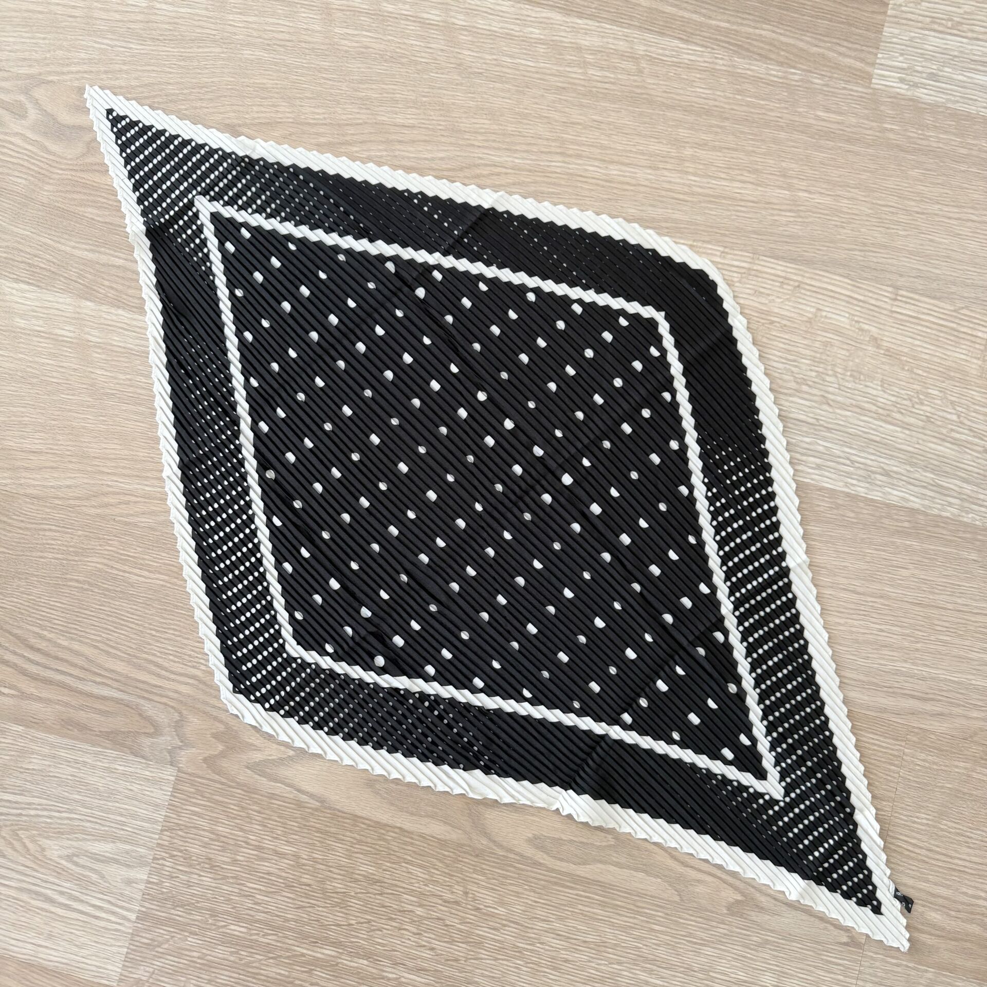 İpek Saten Beyaz Puantiyeli Pliseli Fular (70*70cm)