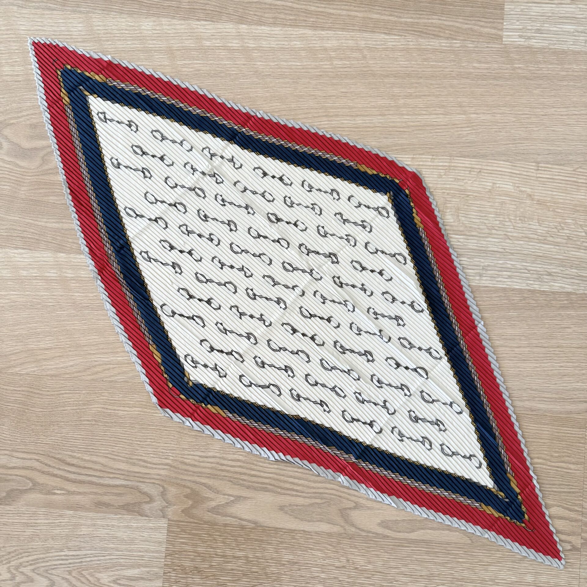 Kırmızı Lacivert Pliseli İpek Saten Fular (70*70cm)