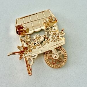 Yeşil Renkli Çiçek Standı Broş