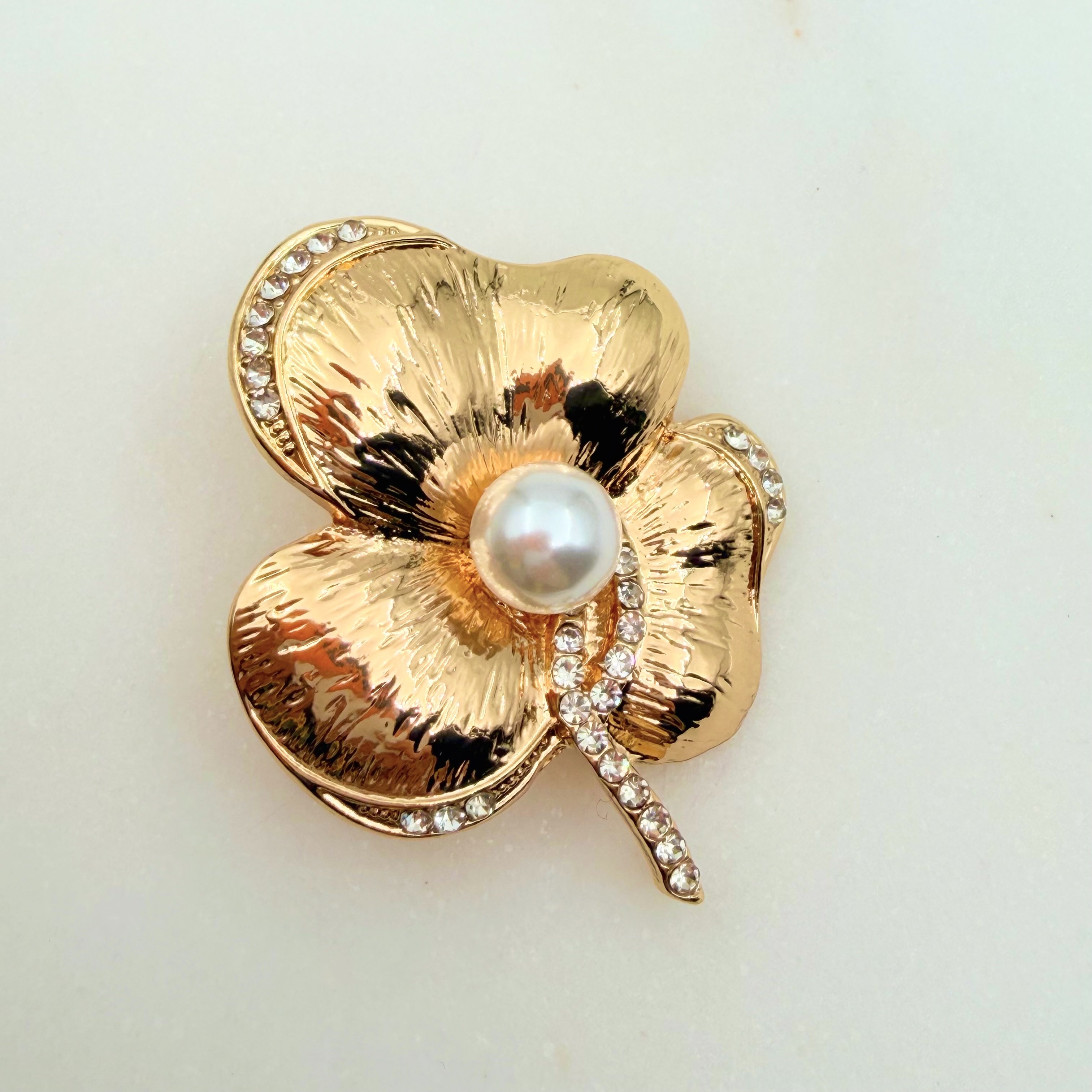 İnci Detaylı Gold Yonca Broş