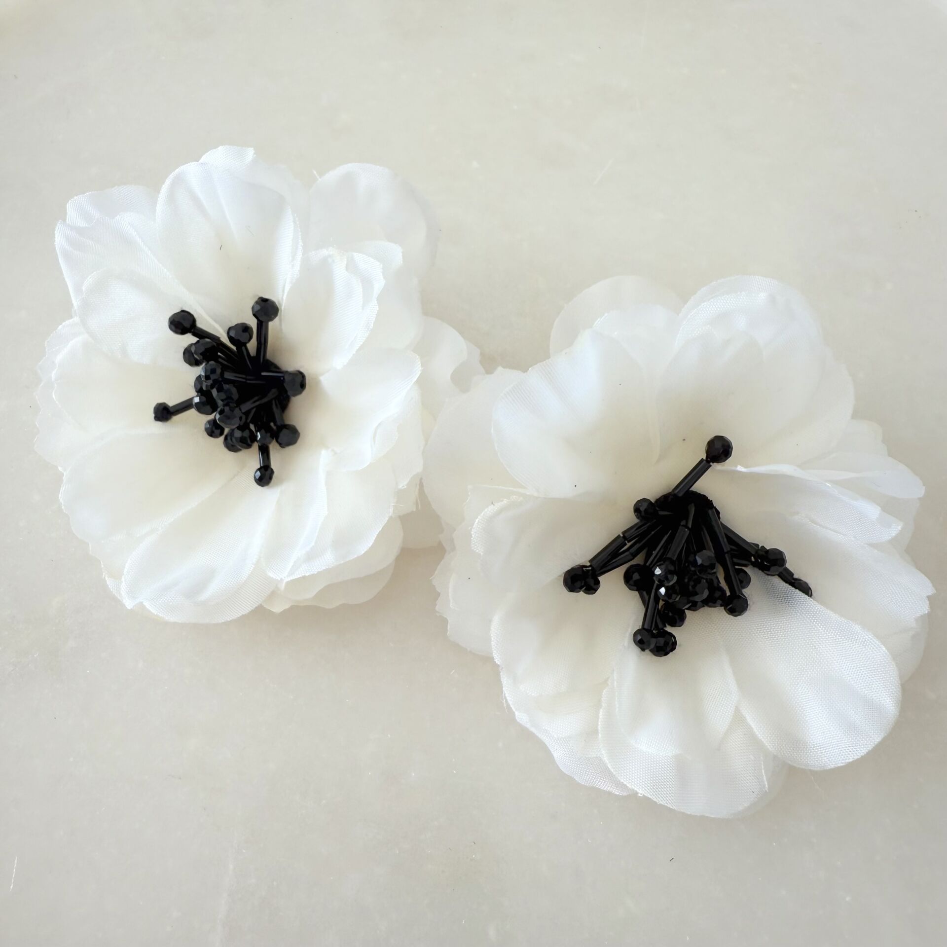 Marka Model Boncuk Detaylı Tül Çiçek Küpe