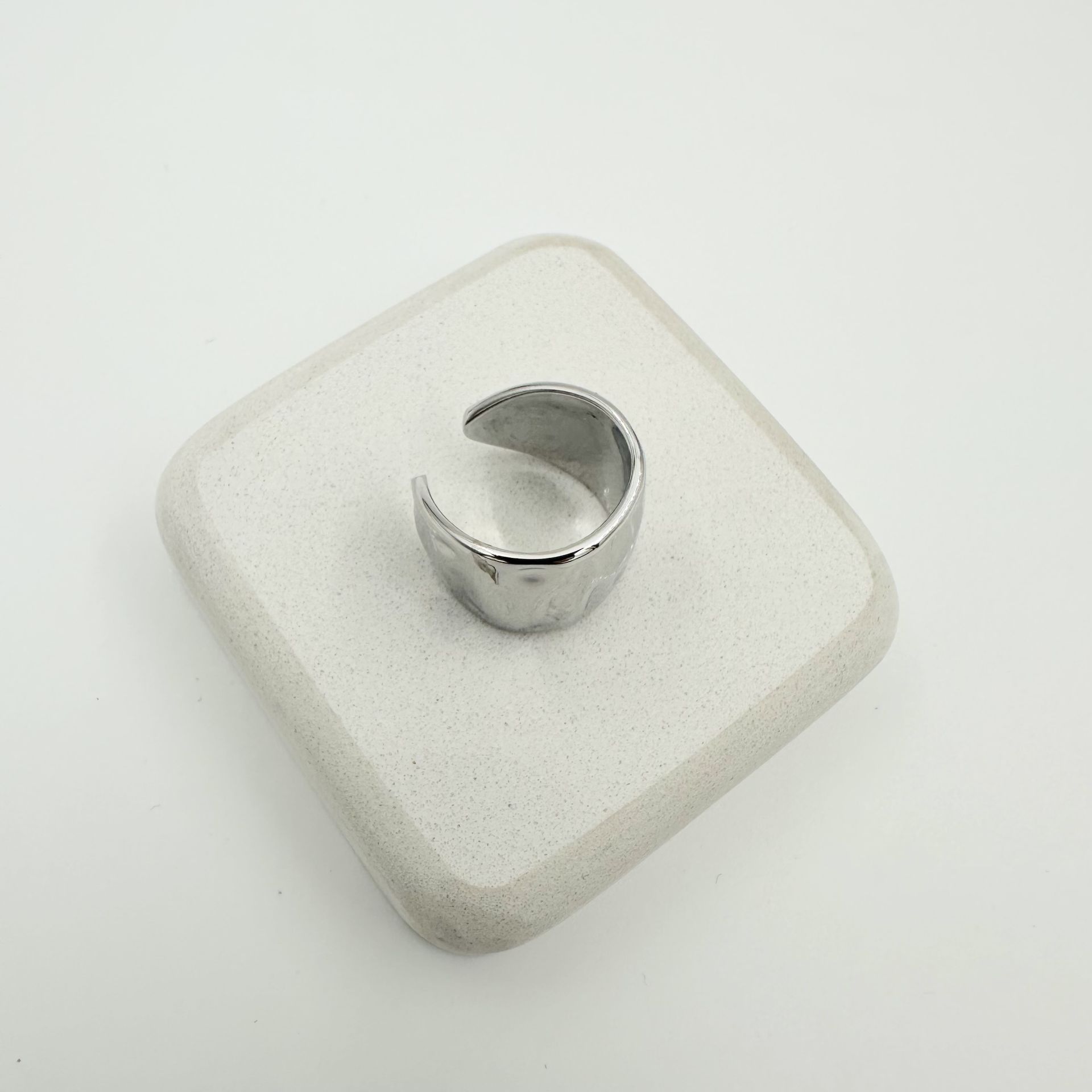 Özel Seri Dokulu Plaka Kıkırdak Küpe -silver-