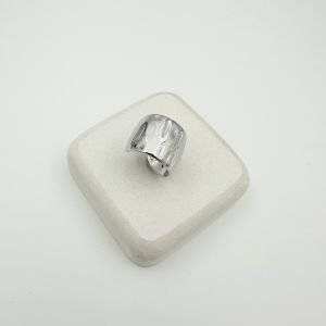 Özel Seri Dokulu Plaka Kıkırdak Küpe -silver-