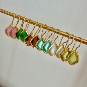 Altın Kaplama Küçük Boy Üçgen Form Kedigözü Taşlı Küpe