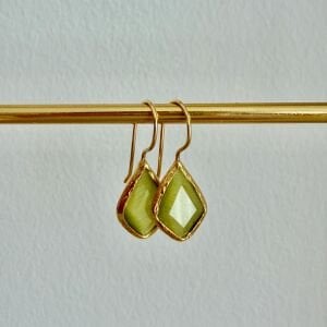 Altın Kaplama Küçük Boy Üçgen Form Kedigözü Taşlı Küpe