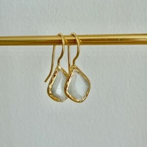 Altın Kaplama Küçük Boy Üçgen Form Kedigözü Taşlı Küpe