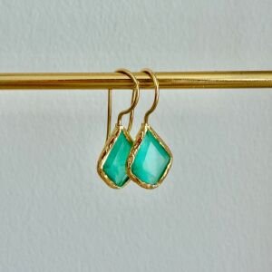 Altın Kaplama Küçük Boy Üçgen Form Kedigözü Taşlı Küpe