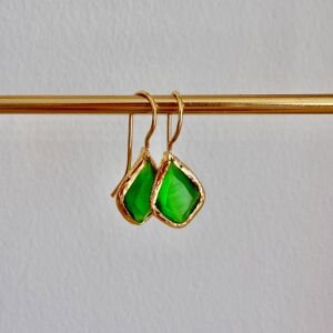 Altın Kaplama Küçük Boy Üçgen Form Kedigözü Taşlı Küpe