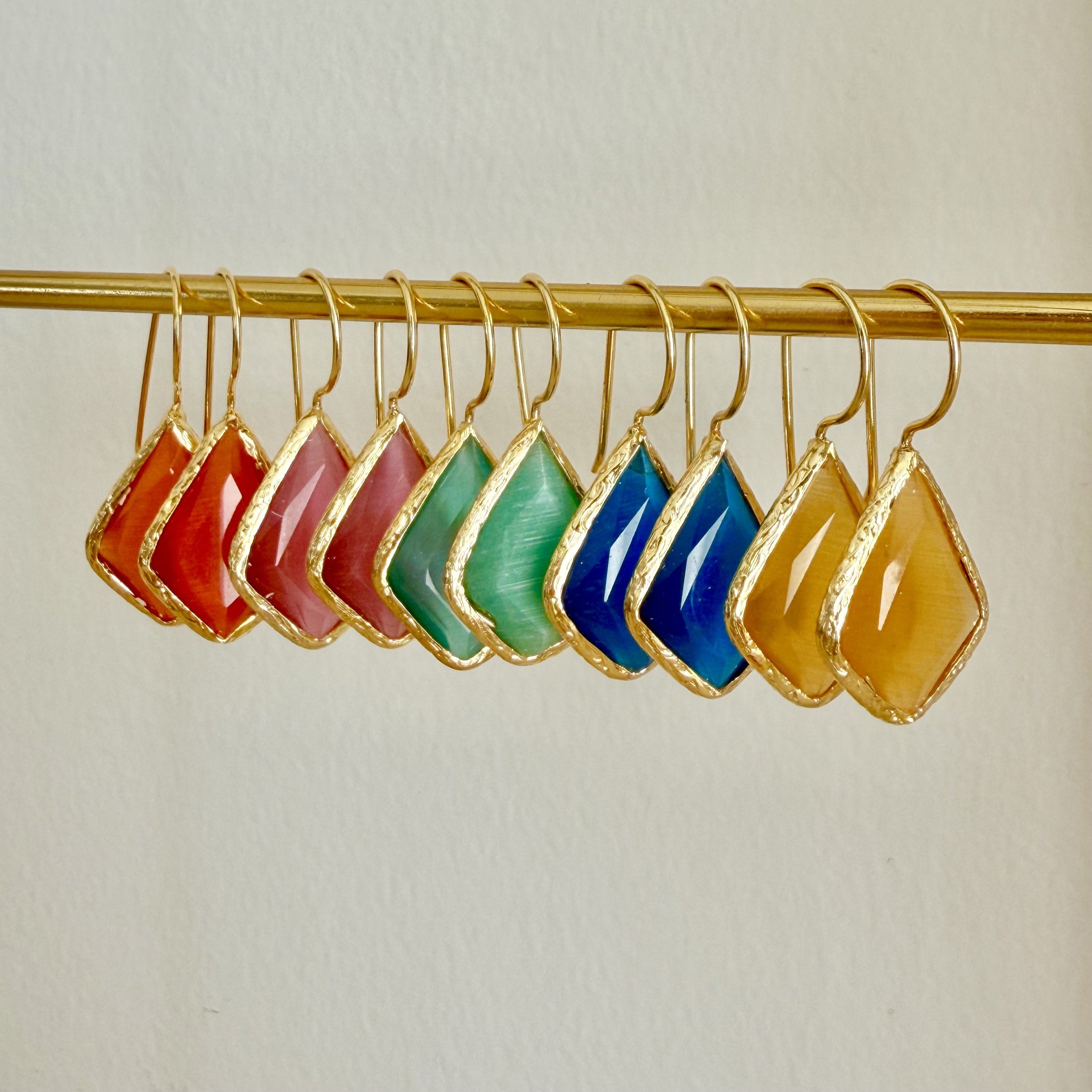 Altın Kaplama Üçgen Form Kedi Gözü Taşlı Küpe