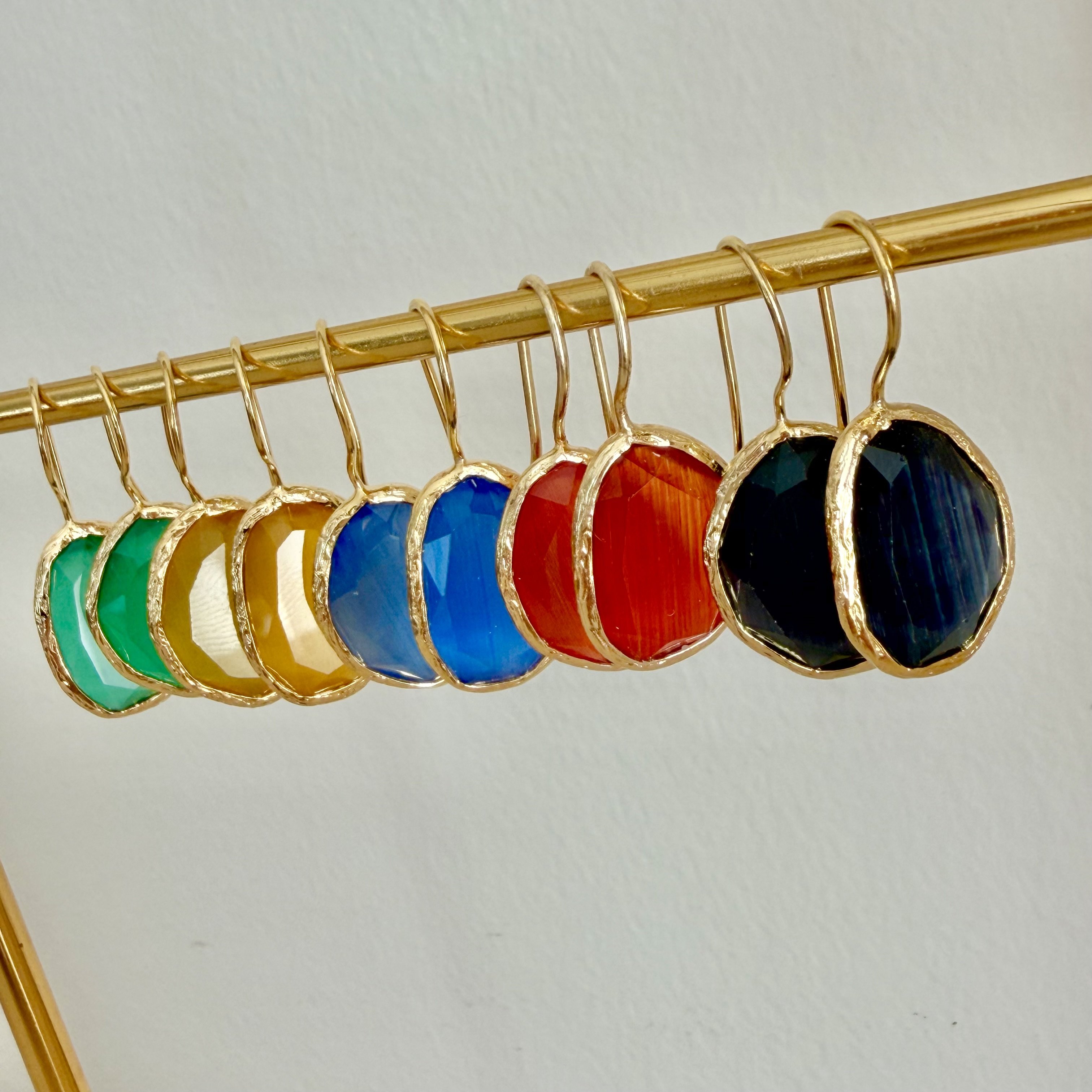 Altın Kaplama Asimetrik Kedigözü Taşlı Küpe