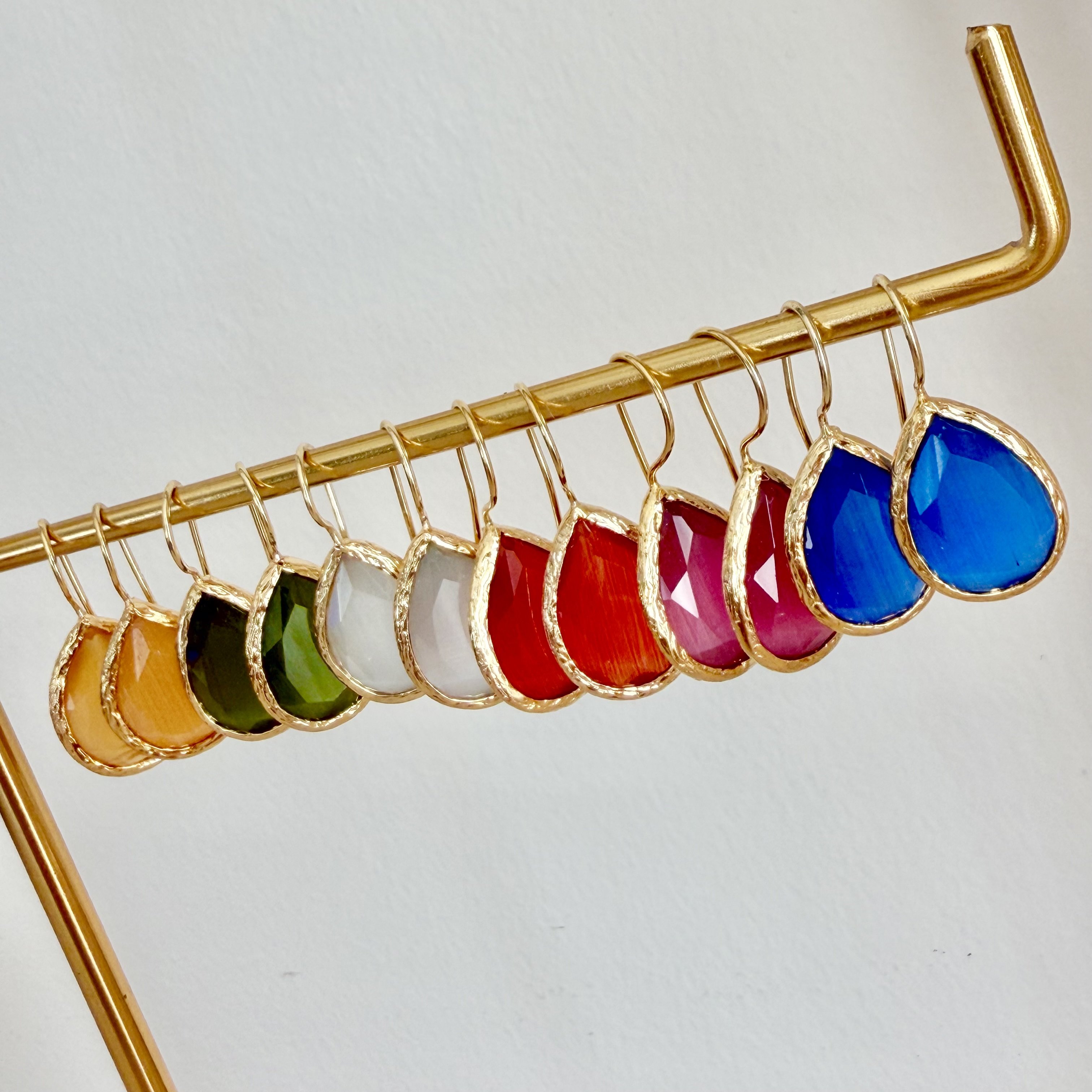 Altın Kaplama Damla Formda Kedigözü Taşlı Küpe