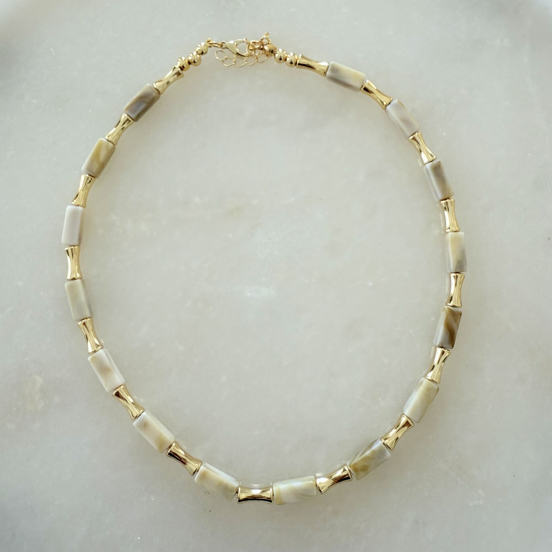 Krem Rengi Kemik Gold Detaylı Kolye