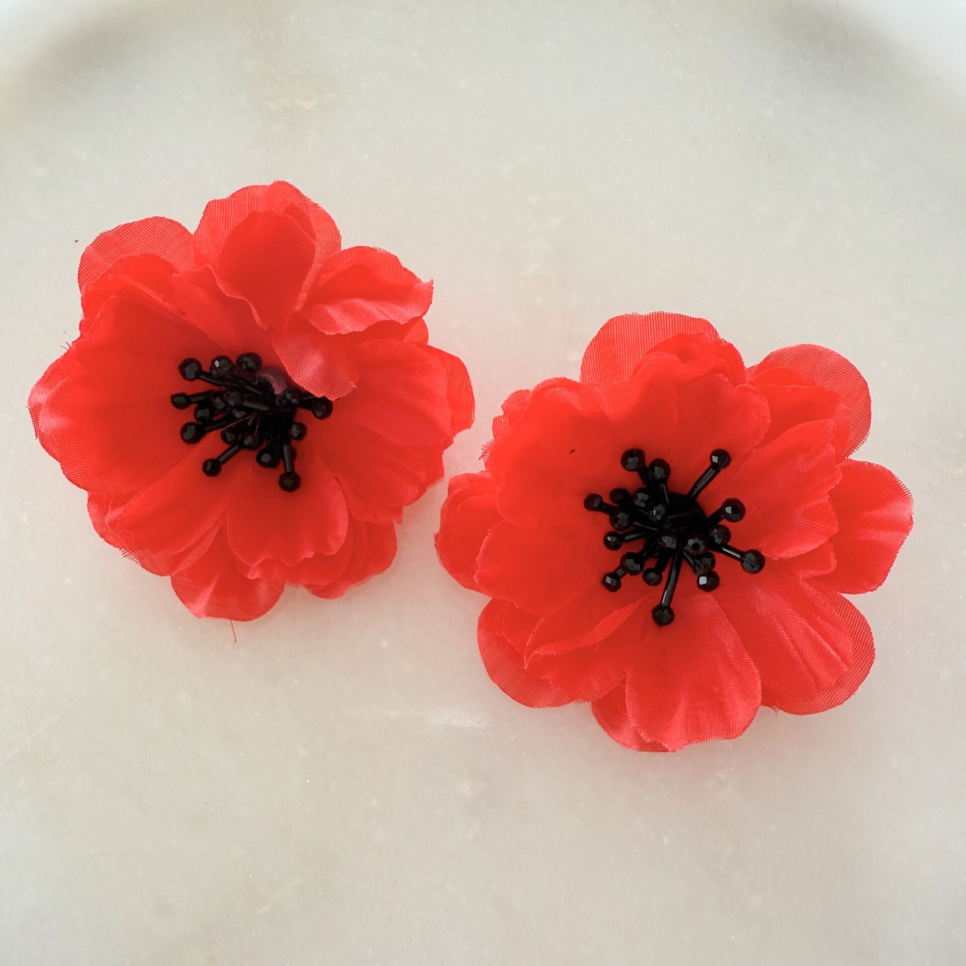 Marka Model Boncuk Detaylı Kırmızı Çiçek Küpe